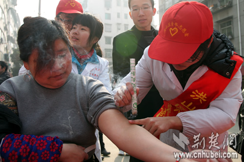 志愿者携艾灸进社区服务(图)